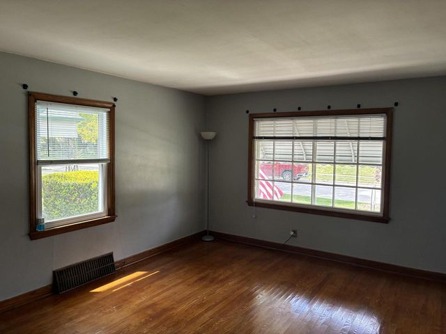 3906 S Kirkwood AVENUE, Saint Francis, WI 53235