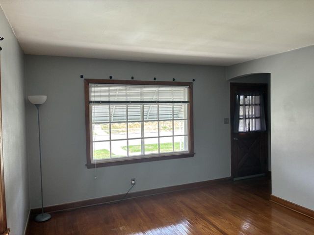 3906 S Kirkwood AVENUE, Saint Francis, WI 53235