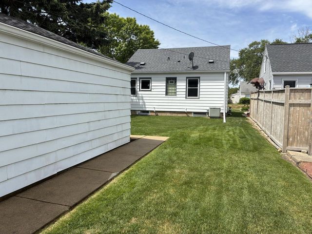 3906 S Kirkwood AVENUE, Saint Francis, WI 53235