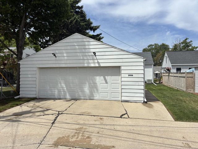 3906 S Kirkwood AVENUE, Saint Francis, WI 53235
