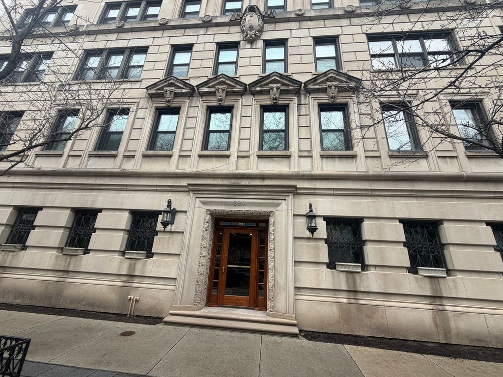 Image 1 of property listing at 2912 N COMMONWEALTH Avenue 6A, Chicago, IL 60657