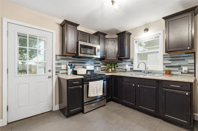 1044 17th Street NE, Cedar Rapids, IA 52402