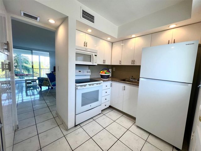 3030 Marcos Drive T302, Aventura, FL 33160