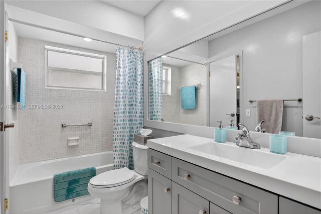 4706 NW 36th Street 411, Lauderdale Lakes, FL 33319