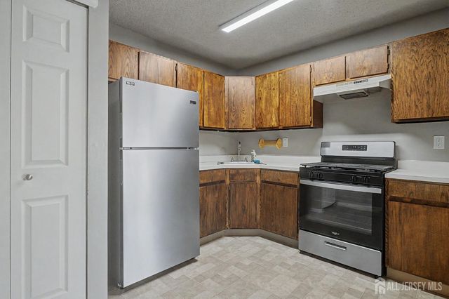 8 Clay Street, North Brunswick, NJ 08902