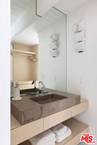 1323 S Driftwood Drive, Palm Springs, CA 92264