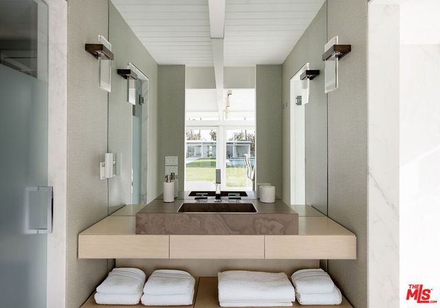 1323 S Driftwood Drive, Palm Springs, CA 92264