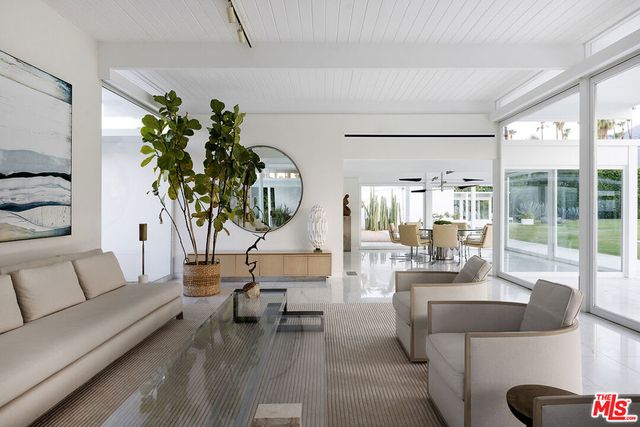 1323 S Driftwood Drive, Palm Springs, CA 92264