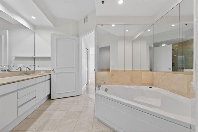 808 Brickell Key Dr 3304, Miami, FL 33131