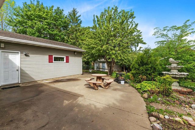 2220 W 20TH AVENUE, Oshkosh, WI 54904