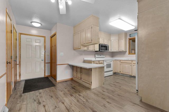 2220 W 20TH AVENUE, Oshkosh, WI 54904