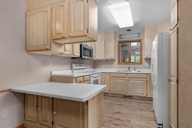 2220 W 20TH AVENUE, Oshkosh, WI 54904