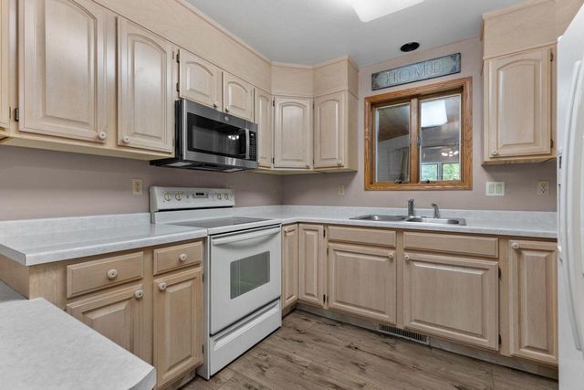 2220 W 20TH AVENUE, Oshkosh, WI 54904