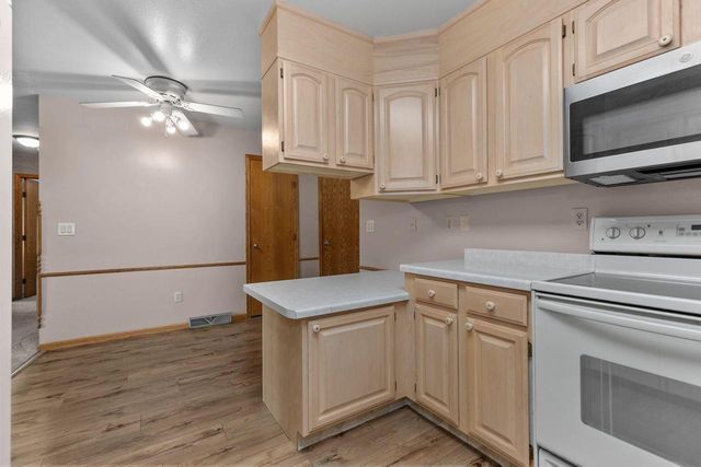 2220 W 20TH AVENUE, Oshkosh, WI 54904