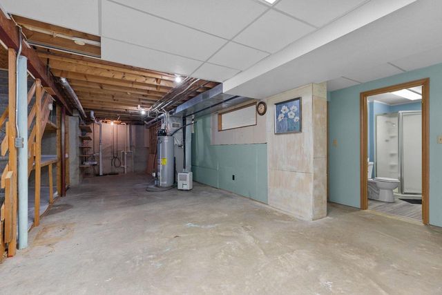 2220 W 20TH AVENUE, Oshkosh, WI 54904