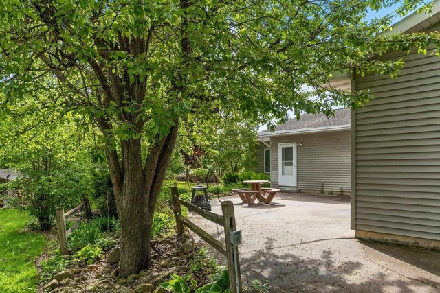 2220 W 20TH AVENUE, Oshkosh, WI 54904