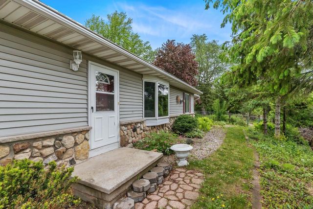 2220 W 20TH AVENUE, Oshkosh, WI 54904