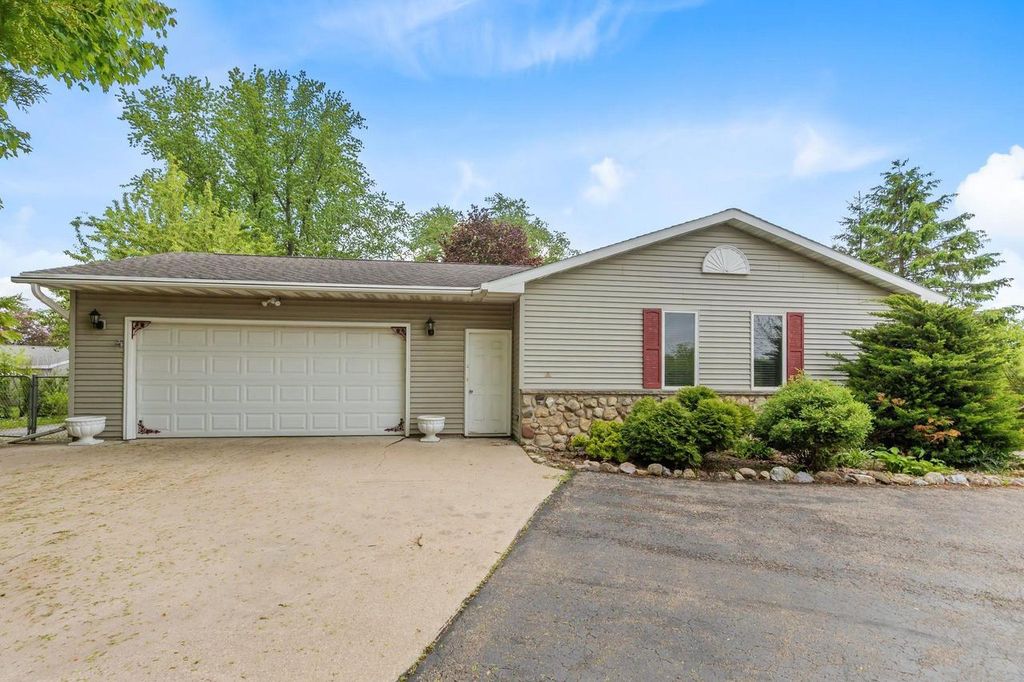 2220 W 20TH AVENUE, Oshkosh, WI 54904