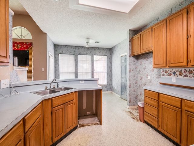 1503 Dutchman Creek Drive, Desoto, TX 75115