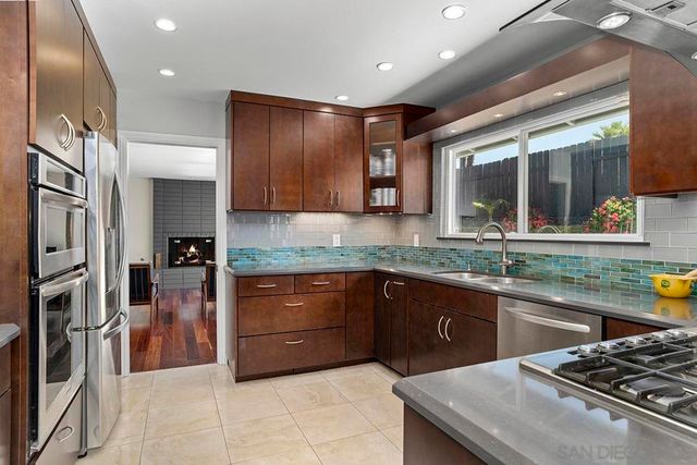 2939 GOVERNOR DRIVE, San Diego, CA 92122