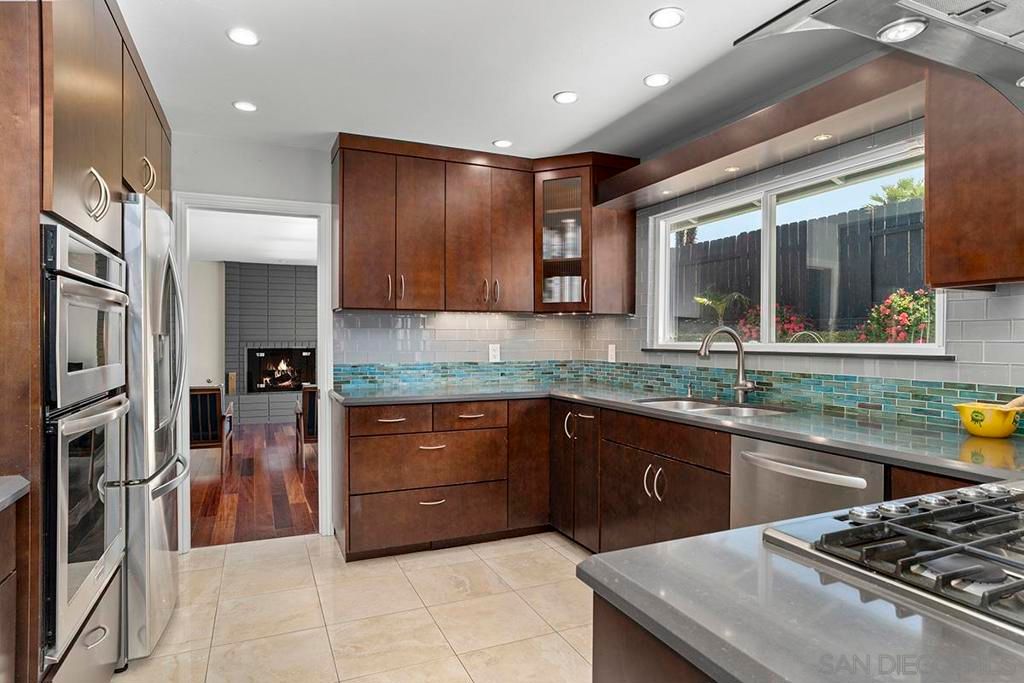 Image 10 of property listing at 2939 GOVERNOR DRIVE, San Diego, CA 92122