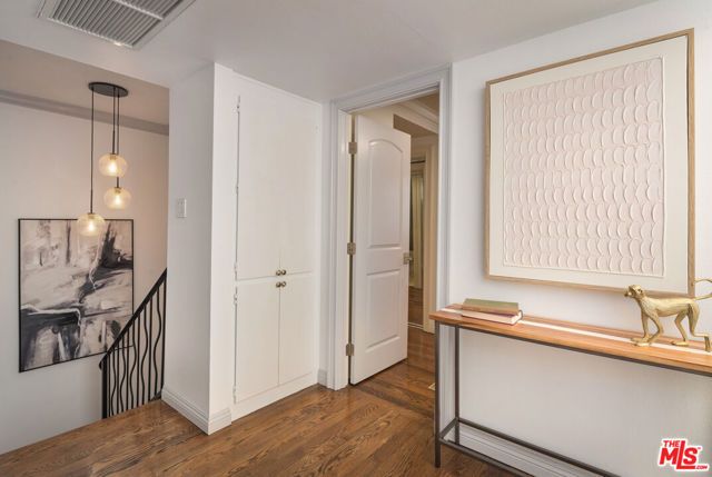 1226 N Kings Road 4, West Hollywood, CA 90069