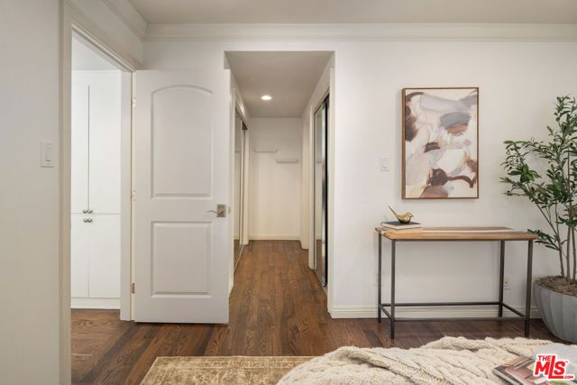 1226 N Kings Road 4, West Hollywood, CA 90069