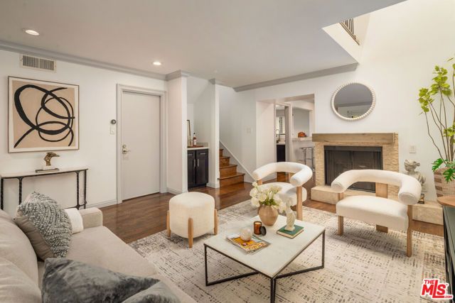 1226 N Kings Road 4, West Hollywood, CA 90069