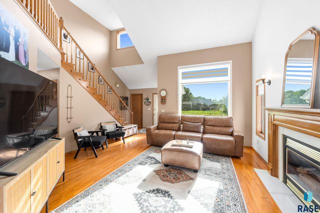 2200 S Crown Hill Dr Drive, Sioux Falls, SD 57106