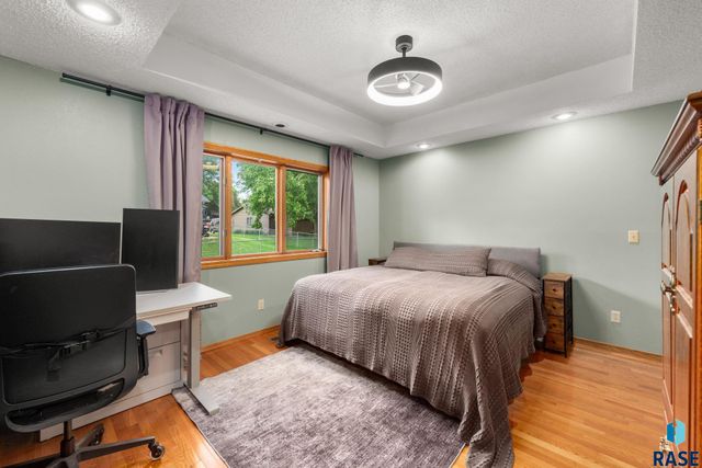 2200 S Crown Hill Dr Drive, Sioux Falls, SD 57106