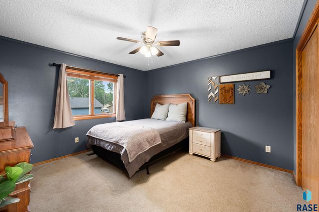 2200 S Crown Hill Dr Drive, Sioux Falls, SD 57106