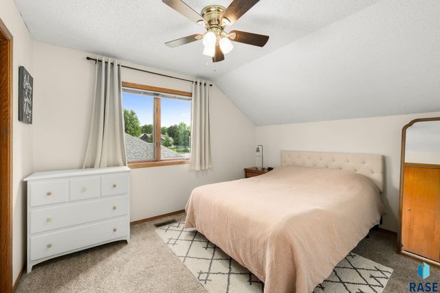 2200 S Crown Hill Dr Drive, Sioux Falls, SD 57106