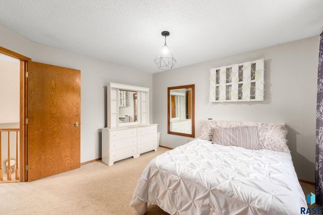 2200 S Crown Hill Dr Drive, Sioux Falls, SD 57106