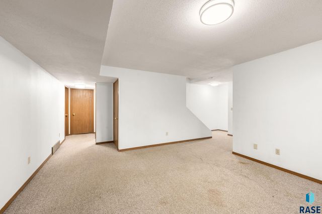 2200 S Crown Hill Dr Drive, Sioux Falls, SD 57106