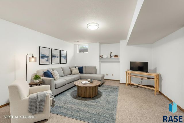 2200 S Crown Hill Dr Drive, Sioux Falls, SD 57106
