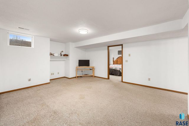 2200 S Crown Hill Dr Drive, Sioux Falls, SD 57106