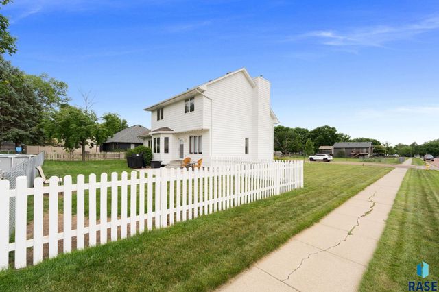 2200 S Crown Hill Dr Drive, Sioux Falls, SD 57106