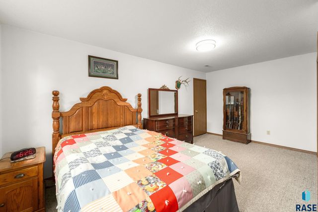 2200 S Crown Hill Dr Drive, Sioux Falls, SD 57106