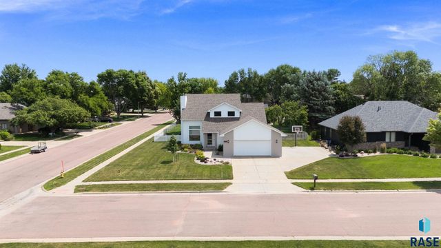 2200 S Crown Hill Dr Drive, Sioux Falls, SD 57106