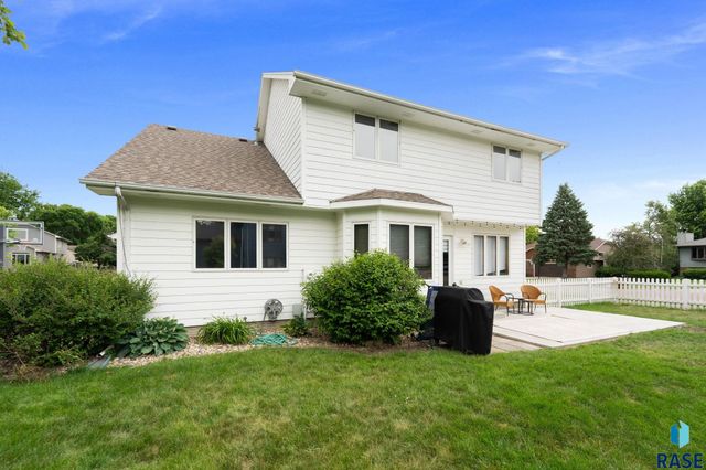 2200 S Crown Hill Dr Drive, Sioux Falls, SD 57106