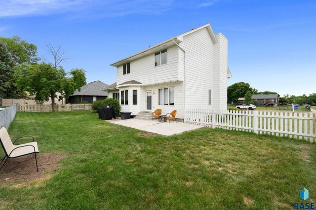 2200 S Crown Hill Dr Drive, Sioux Falls, SD 57106