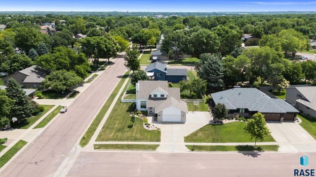 2200 S Crown Hill Dr Drive, Sioux Falls, SD 57106