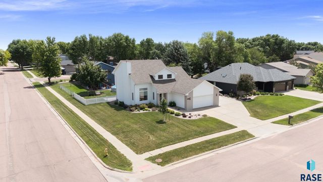 2200 S Crown Hill Dr Drive, Sioux Falls, SD 57106