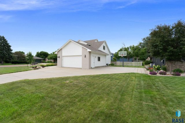 2200 S Crown Hill Dr Drive, Sioux Falls, SD 57106