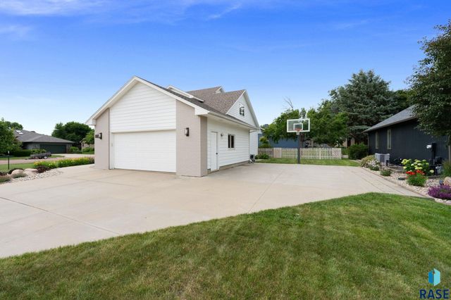 2200 S Crown Hill Dr Drive, Sioux Falls, SD 57106