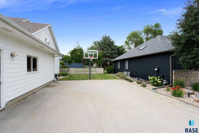 2200 S Crown Hill Dr Drive, Sioux Falls, SD 57106