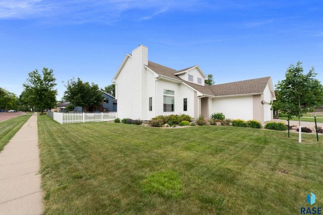 2200 S Crown Hill Dr Drive, Sioux Falls, SD 57106