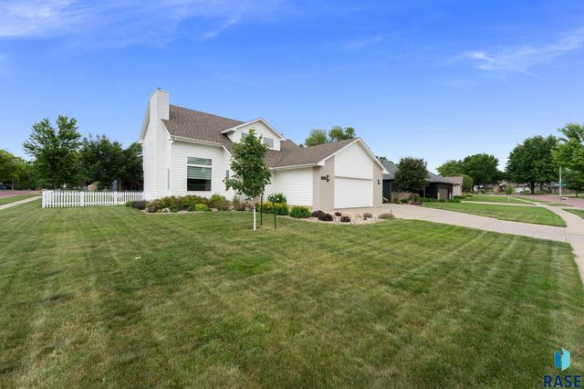 2200 S Crown Hill Dr Drive, Sioux Falls, SD 57106