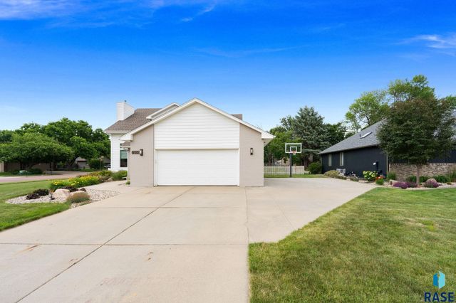 2200 S Crown Hill Dr Drive, Sioux Falls, SD 57106