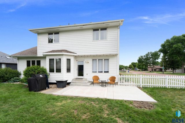 2200 S Crown Hill Dr Drive, Sioux Falls, SD 57106